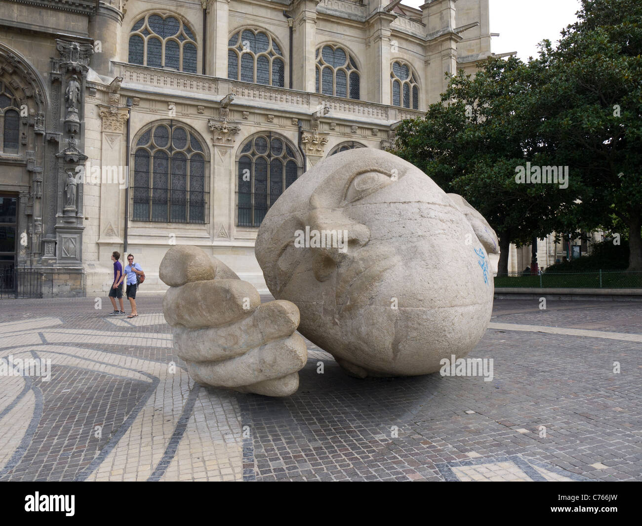 Skulptur l'Ecoute von Henri de Miller, außerhalb der Kirche St. Eustache, von Les Halles, Paris, Frankreich Stockfoto