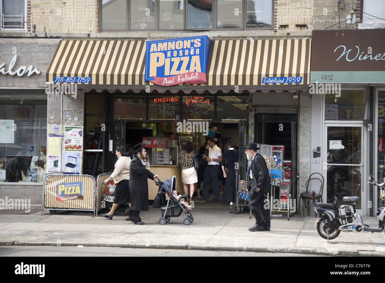 Koschere Pizzeria, 13. Ave., Borough Park, Brooklyn, NY. Stockfoto