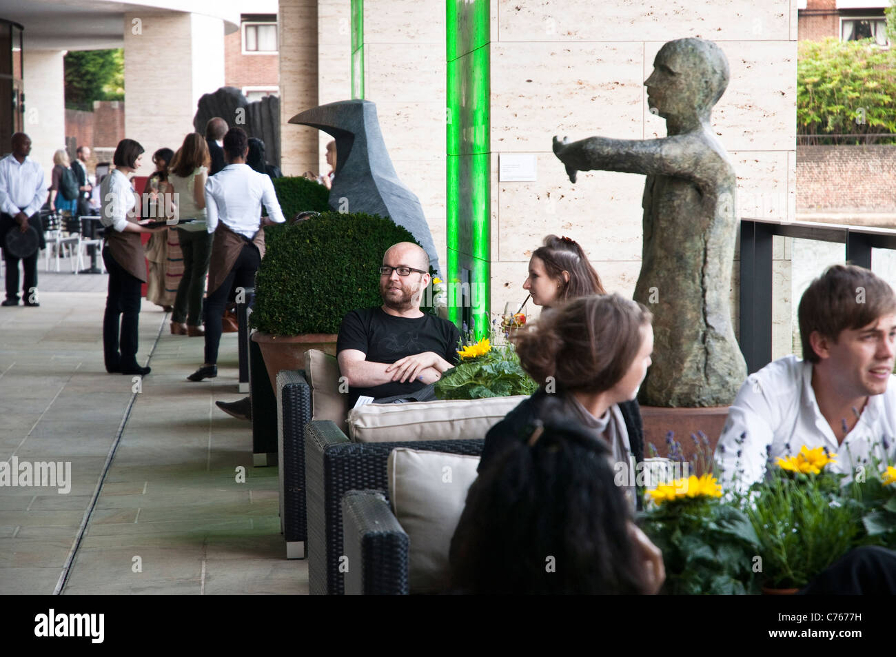Freunde und Kollegen genießen nach arbeiten Getränke auf der Terrasse am Kings Place Kunst/Bürokomplex, Nord-London. Stockfoto