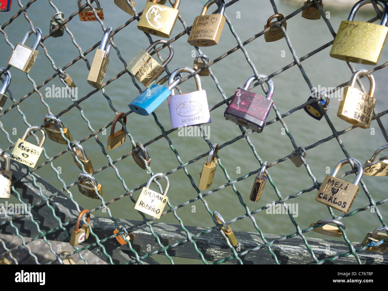 Liebesschlösser auf der Brücke Pont Des Arts, Paris Frankreich Stockfoto