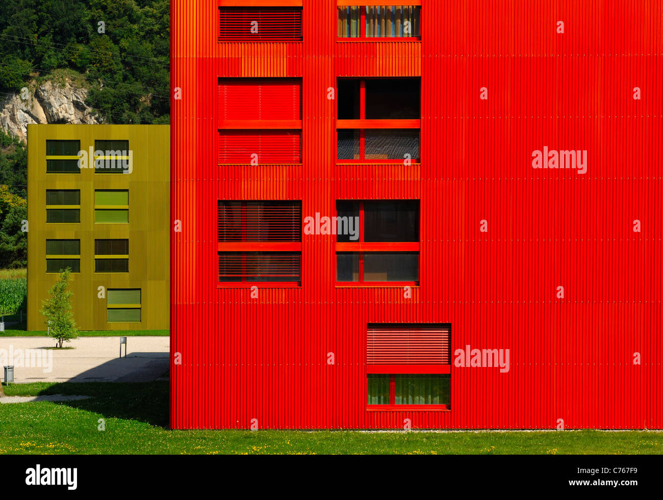 Farbenfrohe Wohnung Gebäude in der Siedlung Les Iles, St-Maurice, Wallis, Schweiz Stockfoto