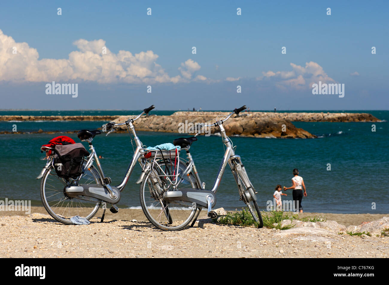 Zwei Fahrräder geparkt an den Ufern des Mittelmeers in der Nähe von Saintes Maries De La Mer, Frankreich Stockfoto