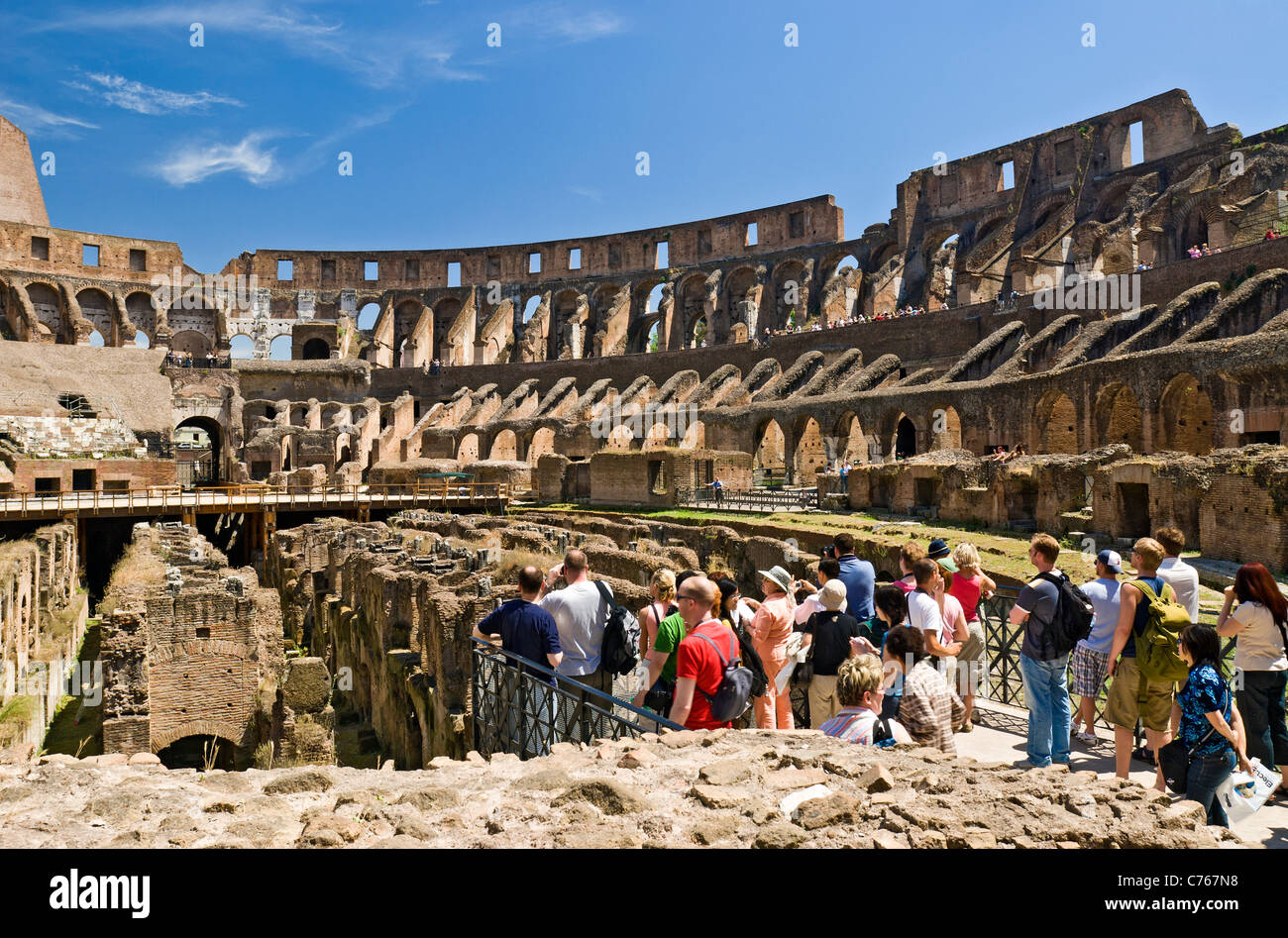 Rom, Italien. Touristen, die Besichtigung des Kolosseums, das von Kaiser Vespasian 72 n. Chr. begonnen. Stockfoto