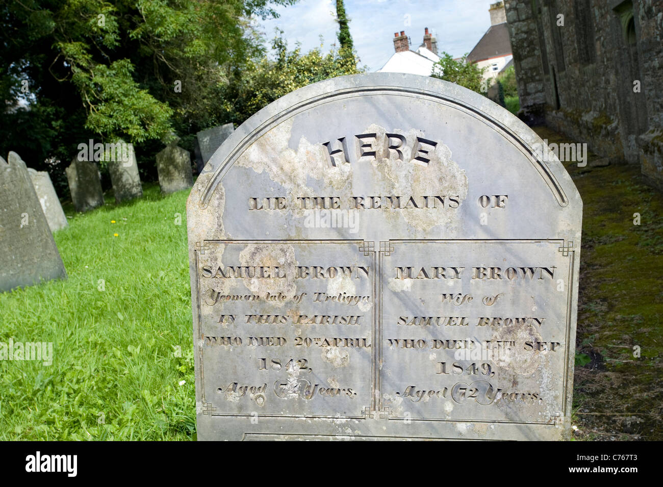 "Hier liegen die Überreste Cornish Schiefer Grabstein in der Kirche St. Tetha in St Teath Dorf, Cornwall, UK. Stockfoto