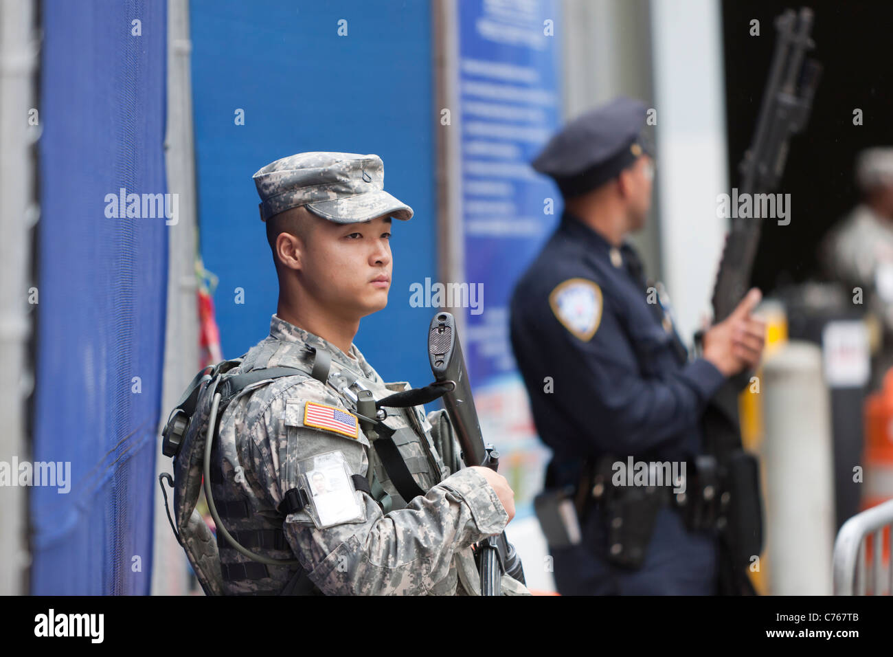 Marines bewaffnet mit Sturmgewehren bieten eine Präsenz von Sicherheitskräften an der World Trade Center PATH Station Port Authority Police Stockfoto