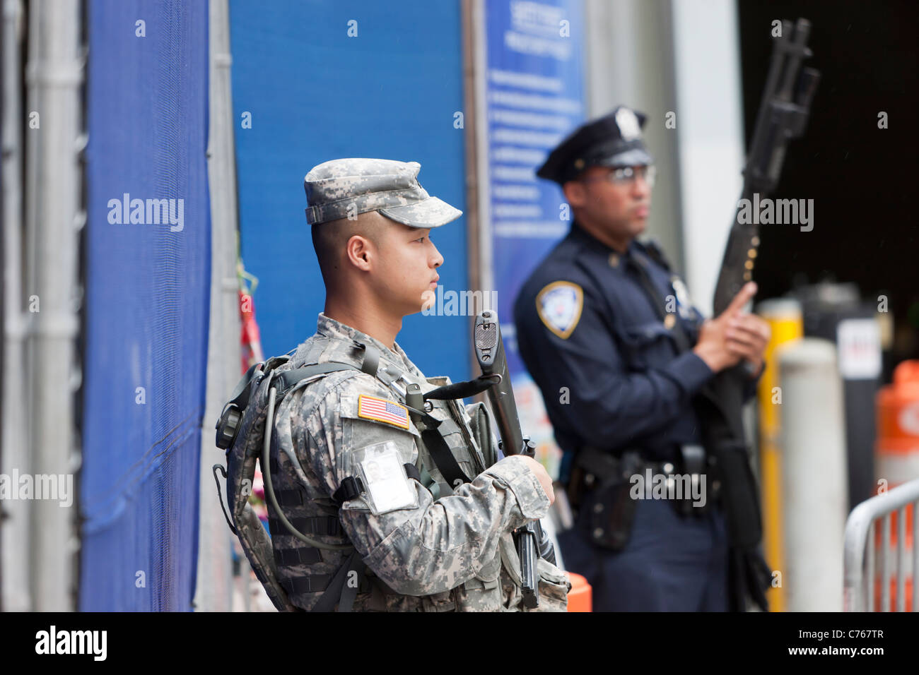 Marines bewaffnet mit Sturmgewehren bieten eine Präsenz von Sicherheitskräften an der World Trade Center PATH Station Port Authority Police Stockfoto