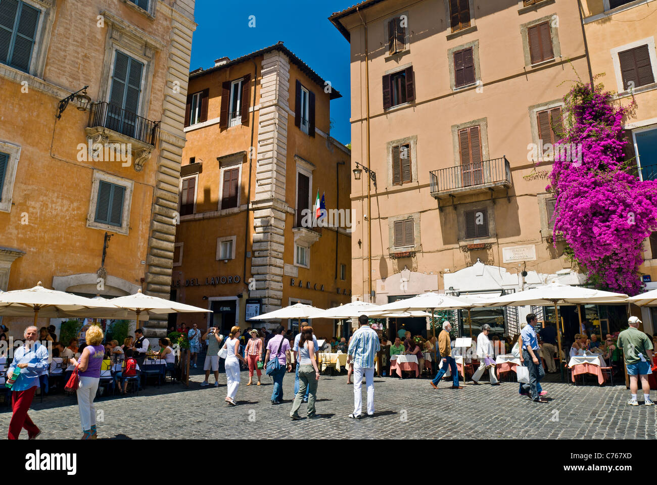 Rom, Italien. Die Piazza della Rotonda, Touristen und Straßencafés. Stockfoto