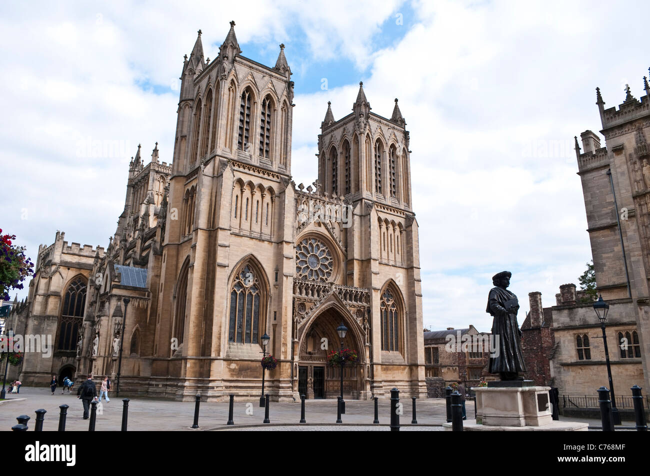 Bristol Kathedrale und Statue von Raja Rammohun Roy am College Green, Bristol, England, Vereinigtes Königreich Stockfoto