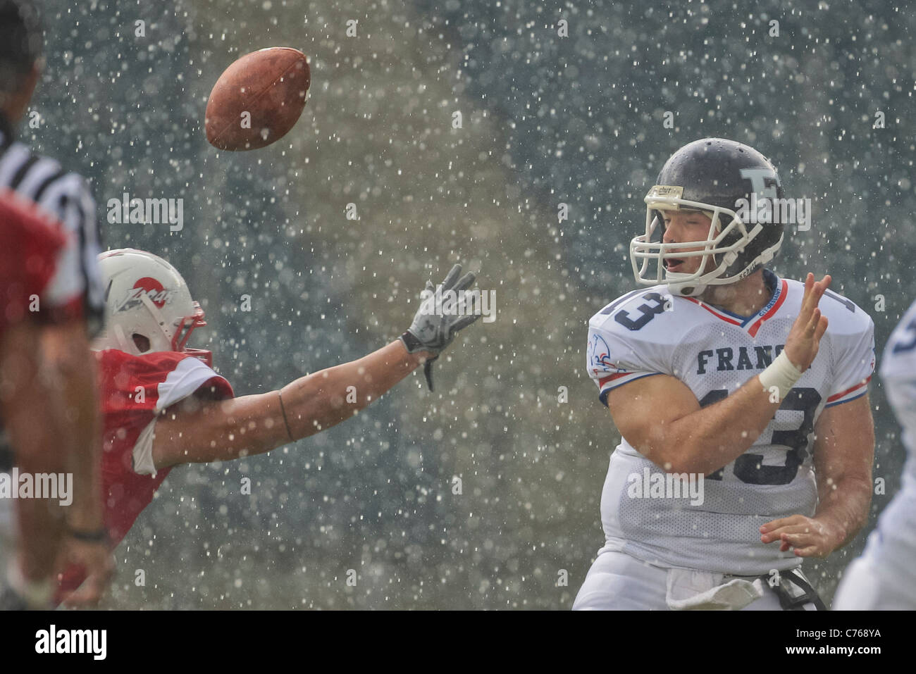 GRAZ, Österreich - Juli 11 QB Max Sprauel (#13 Frankreich) geht der Ball bei der Fußball-Weltmeisterschaft am 11. Juli 2011 Stockfoto