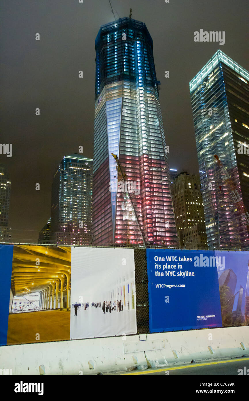 One World Trade Center leuchtet in rot, weiß und blau leuchten für den zehnten Jahrestag der terroristischen Anschläge vom 11. Sept. Stockfoto