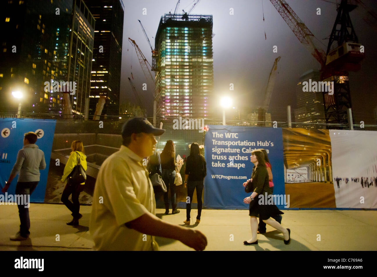 Bau am Ground Zero leuchtet in rot, weiß und blau leuchten für den zehnten Jahrestag des 11. September Stockfoto