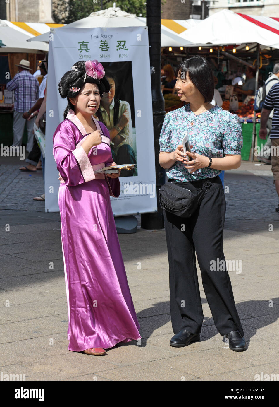 Antike und moderne chinesische Kleidung Marktplatz Cambridge England Stockfoto