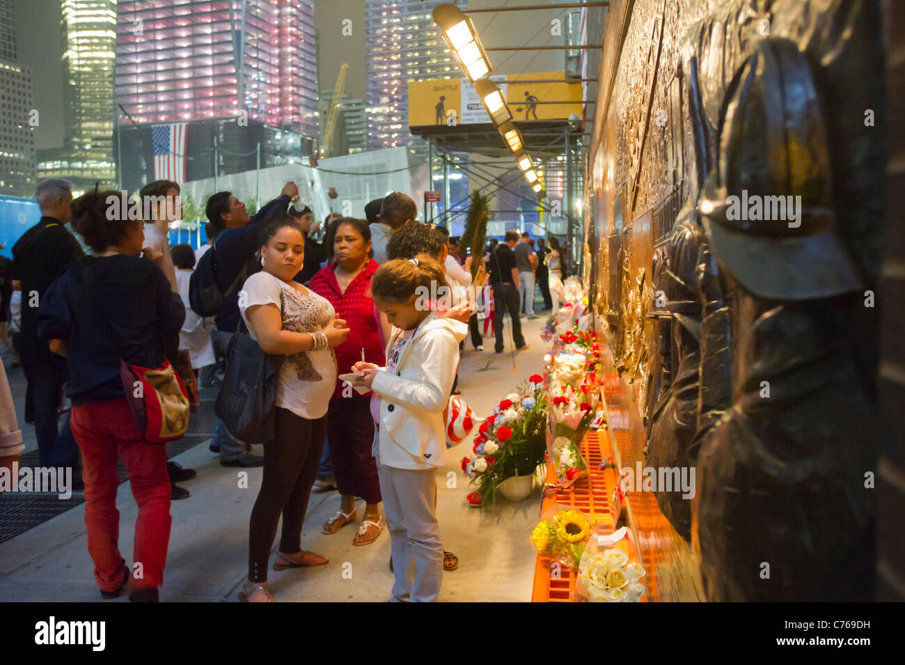 Menschen bei der Feuerwehr Memorial anlässlich des zehnten Jahrestags der terroristischen Anschläge vom 11. September in New York, September 11, 20 Stockfoto