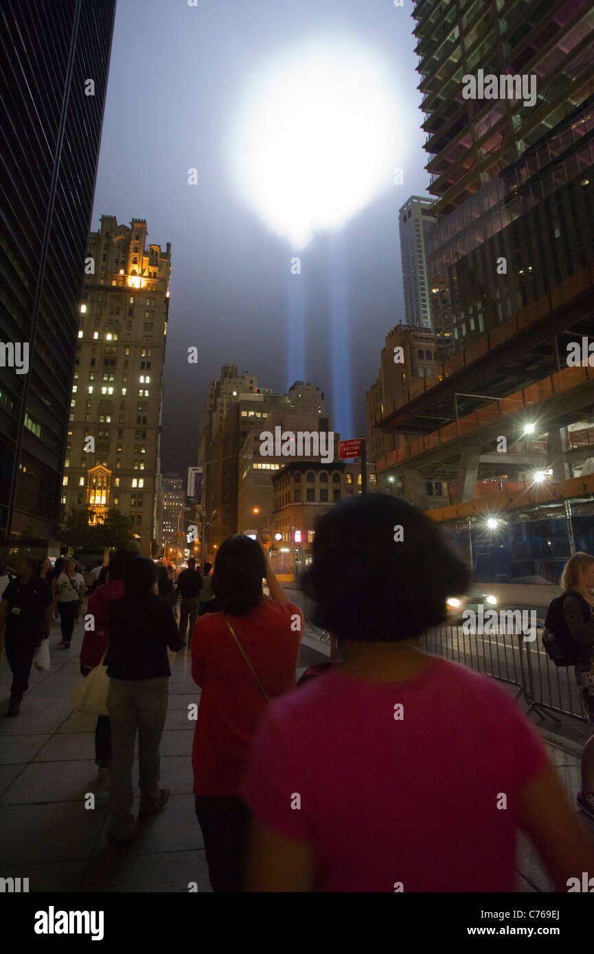 Die zwei Strahlen der Tribute In Light schießen zum Himmel für den zehnten Jahrestag der terroristischen Anschläge vom 11. September in New York Stockfoto