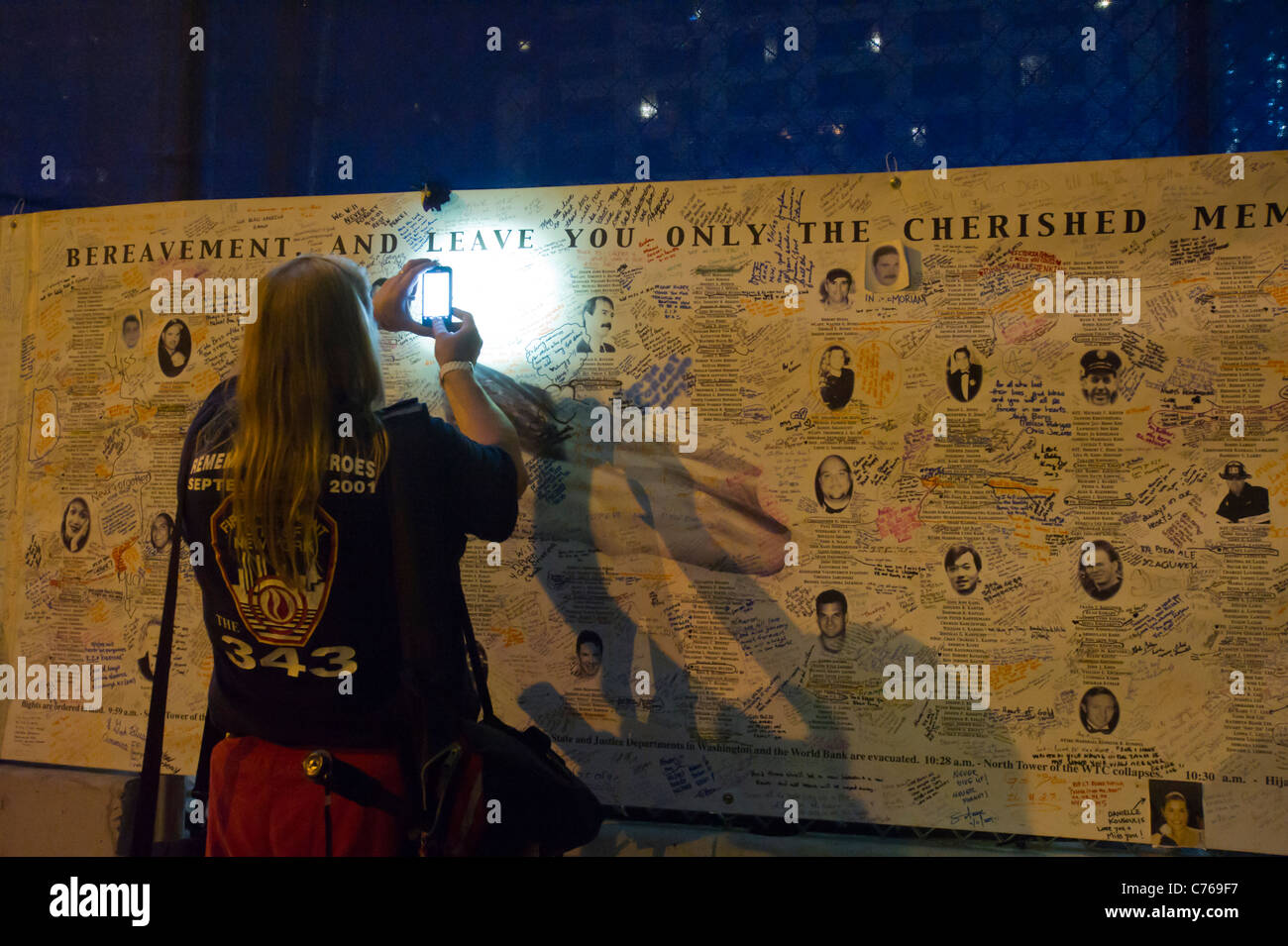 Eine Frau fotografiert ein Denkmal anlässlich des zehnten Jahrestags der terroristischen Anschläge vom 11. September in New York, 11. September 2011 Stockfoto