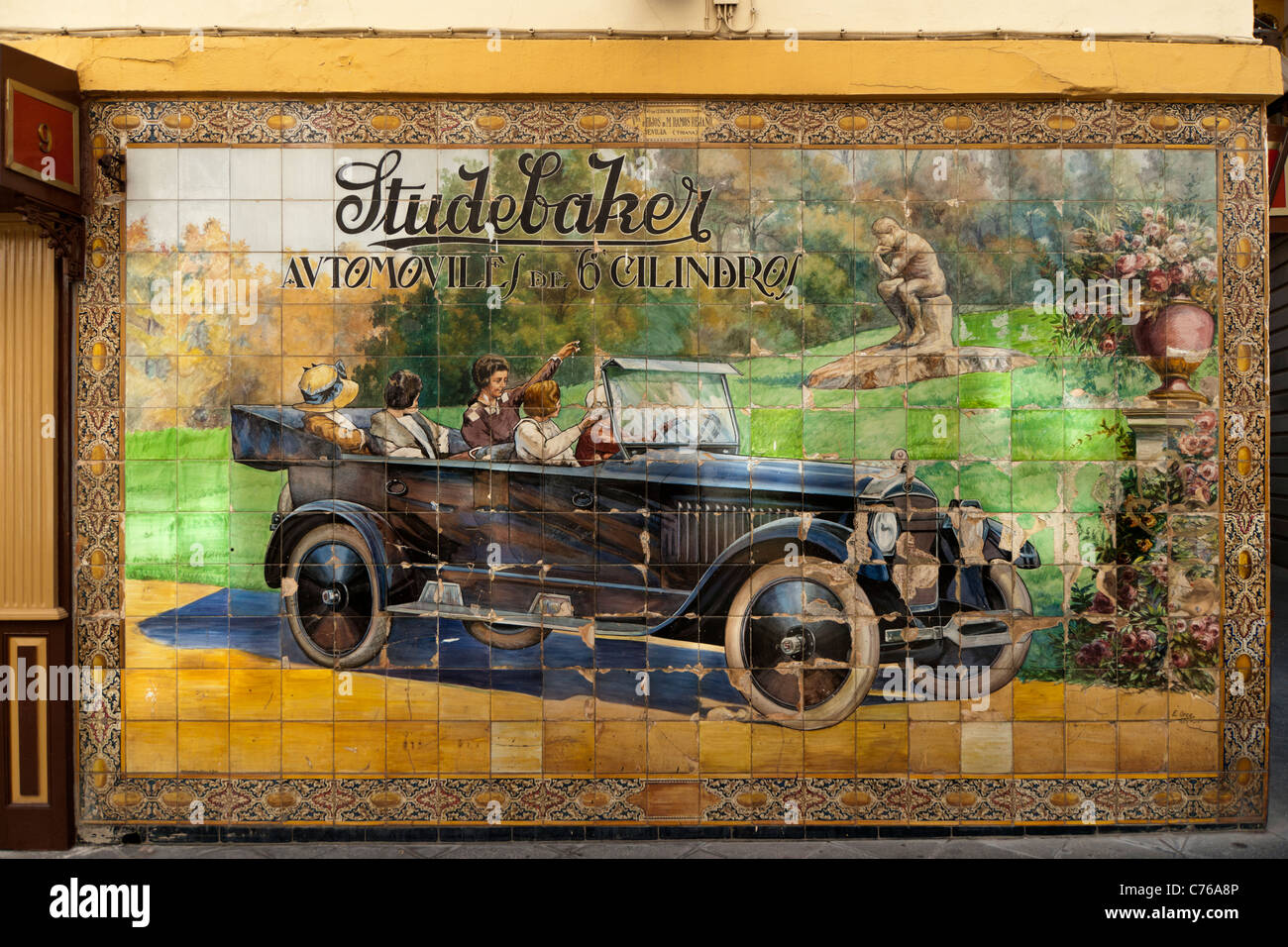 Azulejos Reklametafel für Studebaker, Calle Tetuán, Sevilla, Spanien Stockfoto