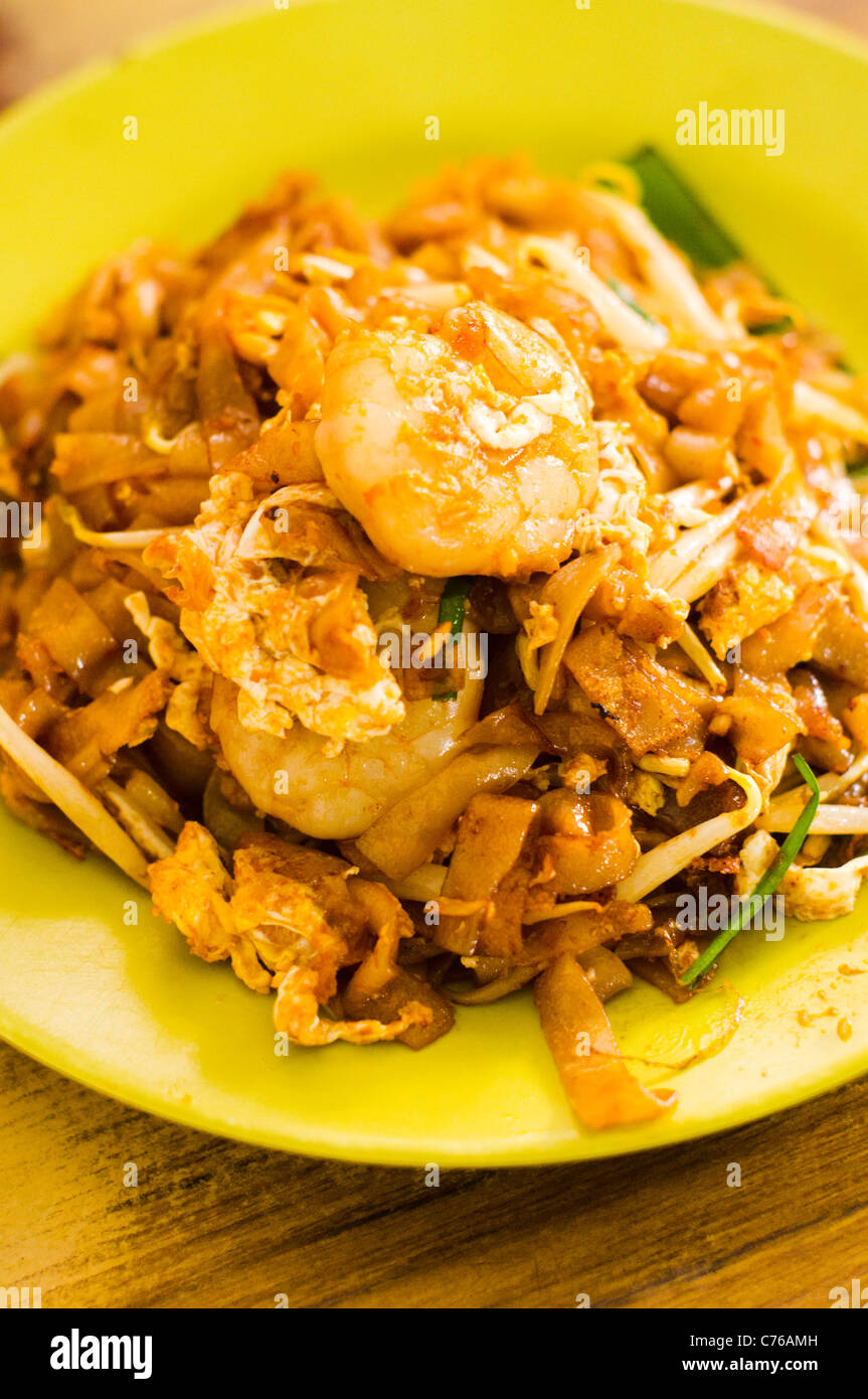 Char Kway Teow, eine Art von Malaysia im chinesischen Stil gebratene Nudeln, die in Penang sehr beliebt ist. Stockfoto