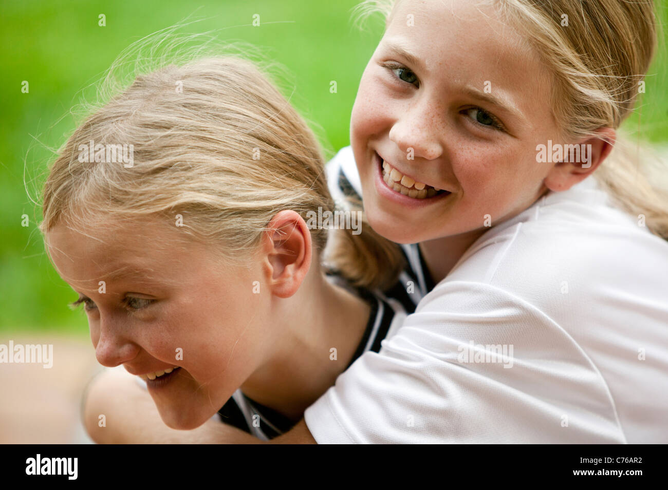 USA, Utah, Orem, Laughing Mädchen im Fußball einheitliche Stockfoto