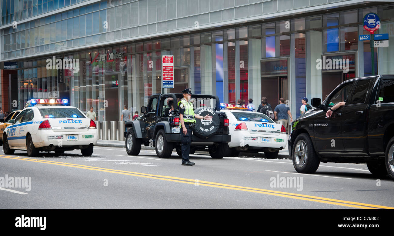 NYPD Offiziere Mann hält im Bereich Times Square in New York wegen der Gefahr eines möglichen Al-Qaida Auto Bombenanschlags Stockfoto