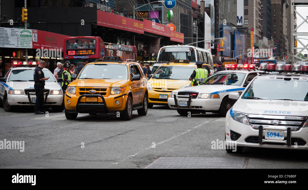 NYPD Offiziere Mann hält im Bereich Times Square in New York wegen der Gefahr eines möglichen Al-Qaida Auto Bombenanschlags Stockfoto