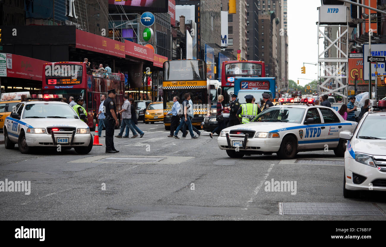 NYPD Offiziere Mann hält im Bereich Times Square in New York wegen der Gefahr eines möglichen Al-Qaida Auto Bombenanschlags Stockfoto