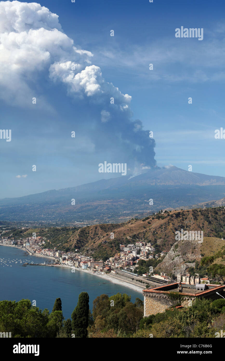 Rauchen Sie Wogen von Europas größten aktiven Vulkan, den Ätna in Nord-Ost-Sizilien, Italien. Bild von James Boardman. Stockfoto