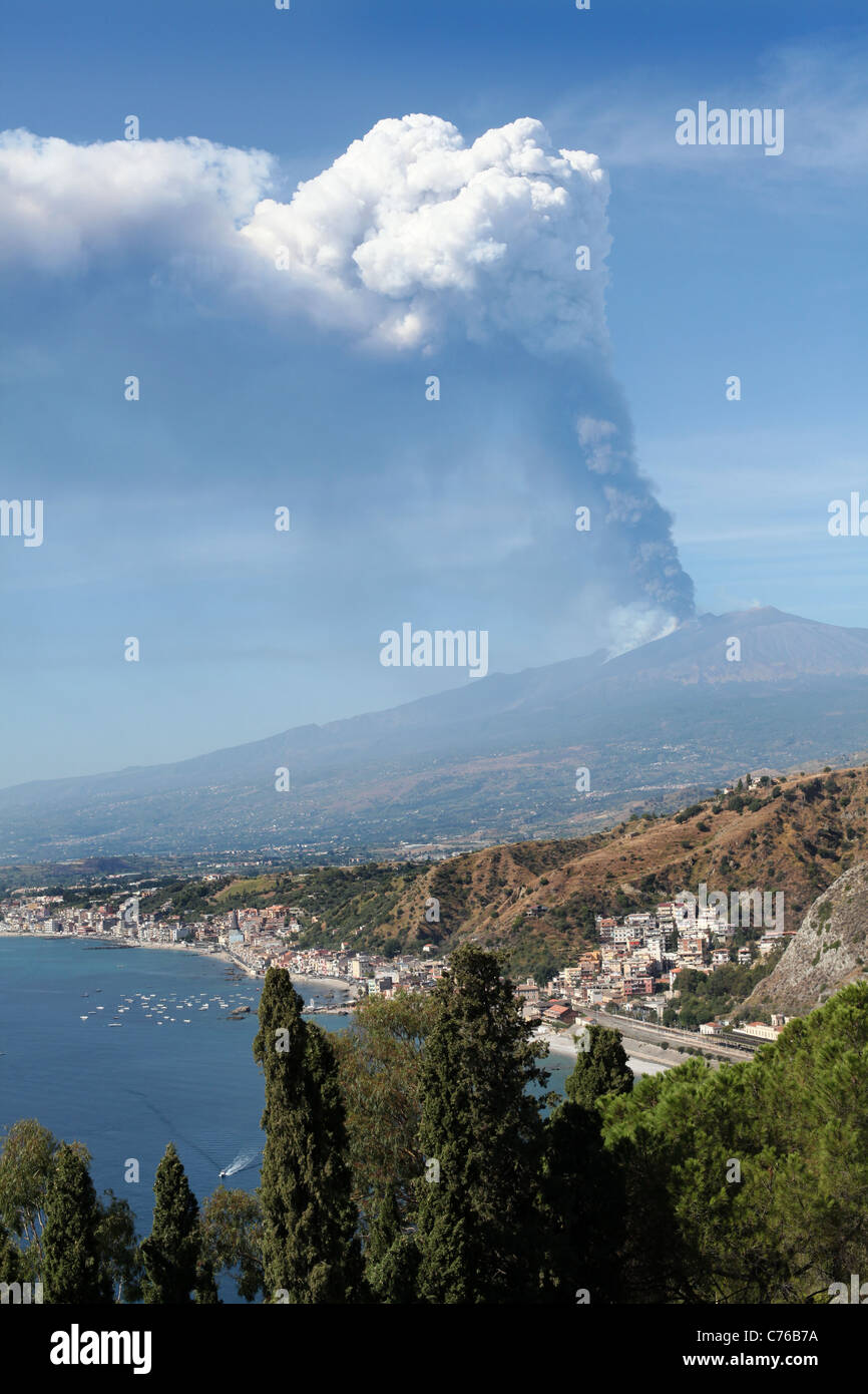 Rauchen Sie Wogen von Europas größten aktiven Vulkan, den Ätna in Nord-Ost-Sizilien, Italien. Bild von James Boardman. Stockfoto