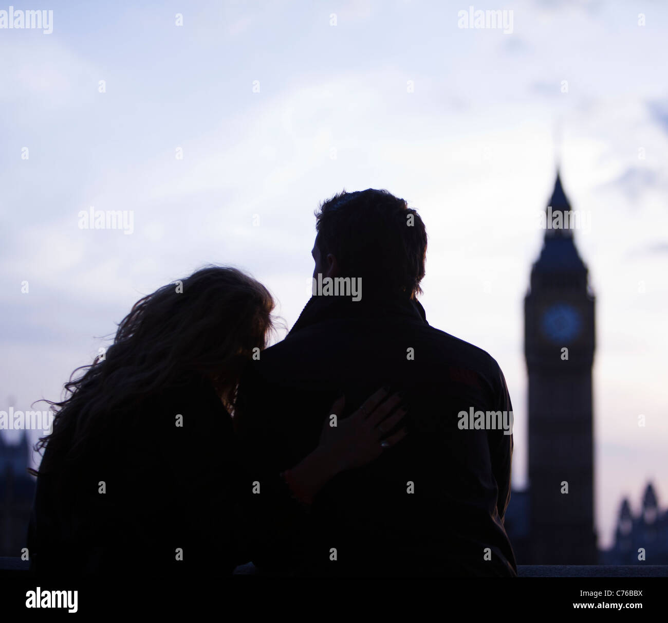 UK, London, Silhouette des jungen Paares, Big Ben im Hintergrund Stockfoto