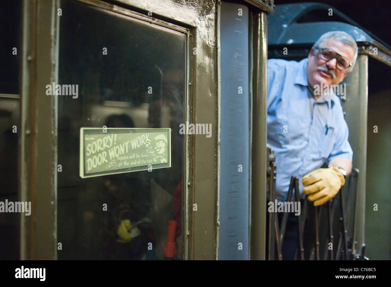 New Yorker, Touristen und u-Bahn-Fans reisen auf der Westseite IRT-Linie in einem MTA-Nostalgie-Zug Stockfoto