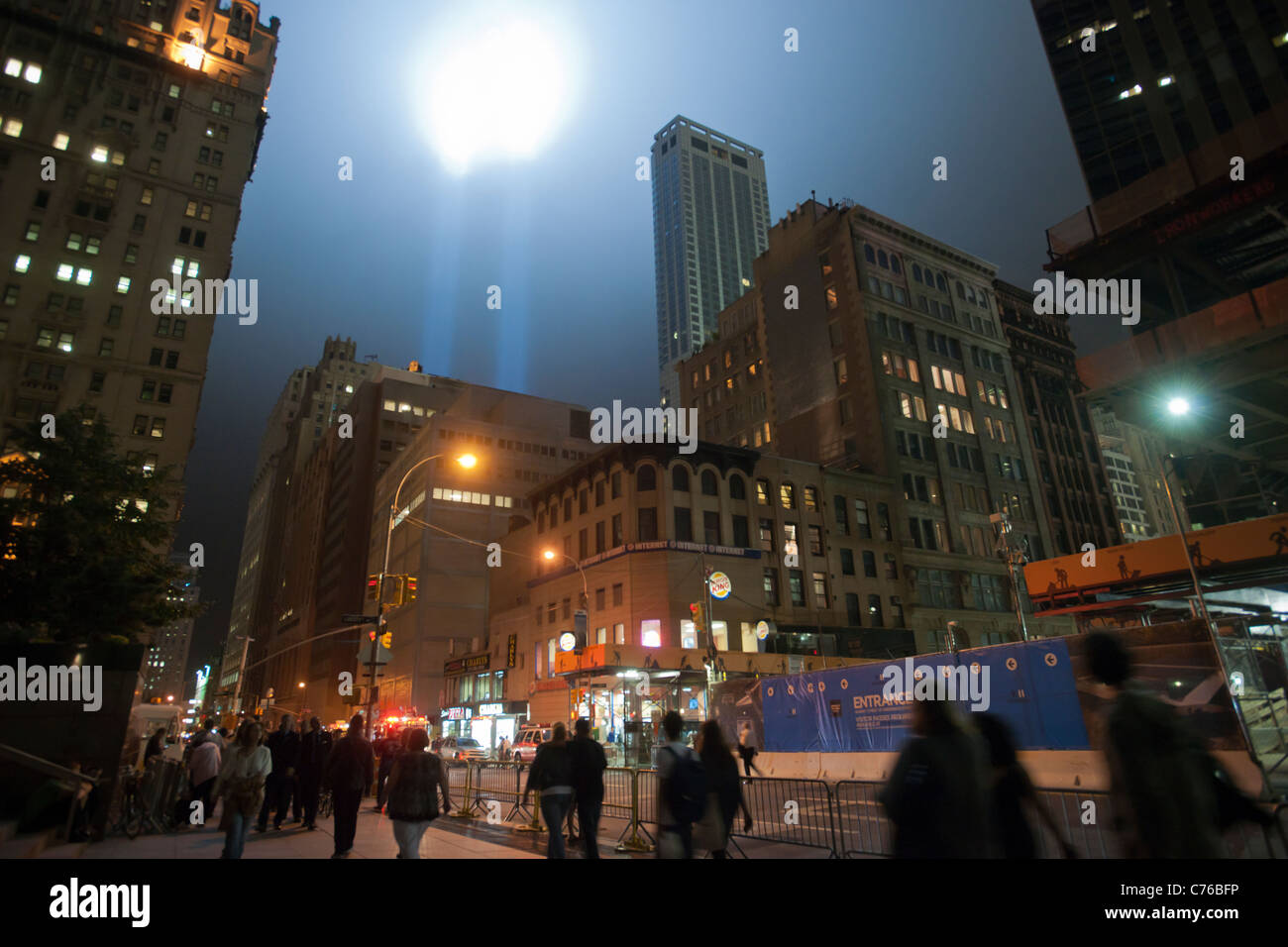 Die zwei Strahlen der Tribute In Light schießen zum Himmel für den zehnten Jahrestag der terroristischen Anschläge vom 11. September in New York Stockfoto
