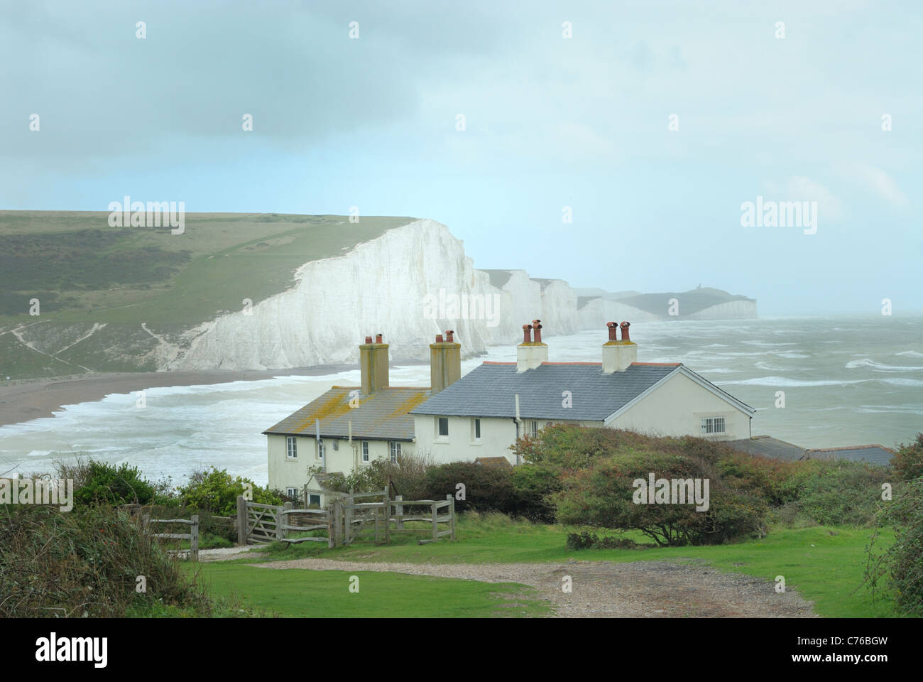 Alten Küstenwache Hütten, abgelegen und isoliert, in der Nähe von das Meer und die Klippen von Seaford Haven, England. Stockfoto