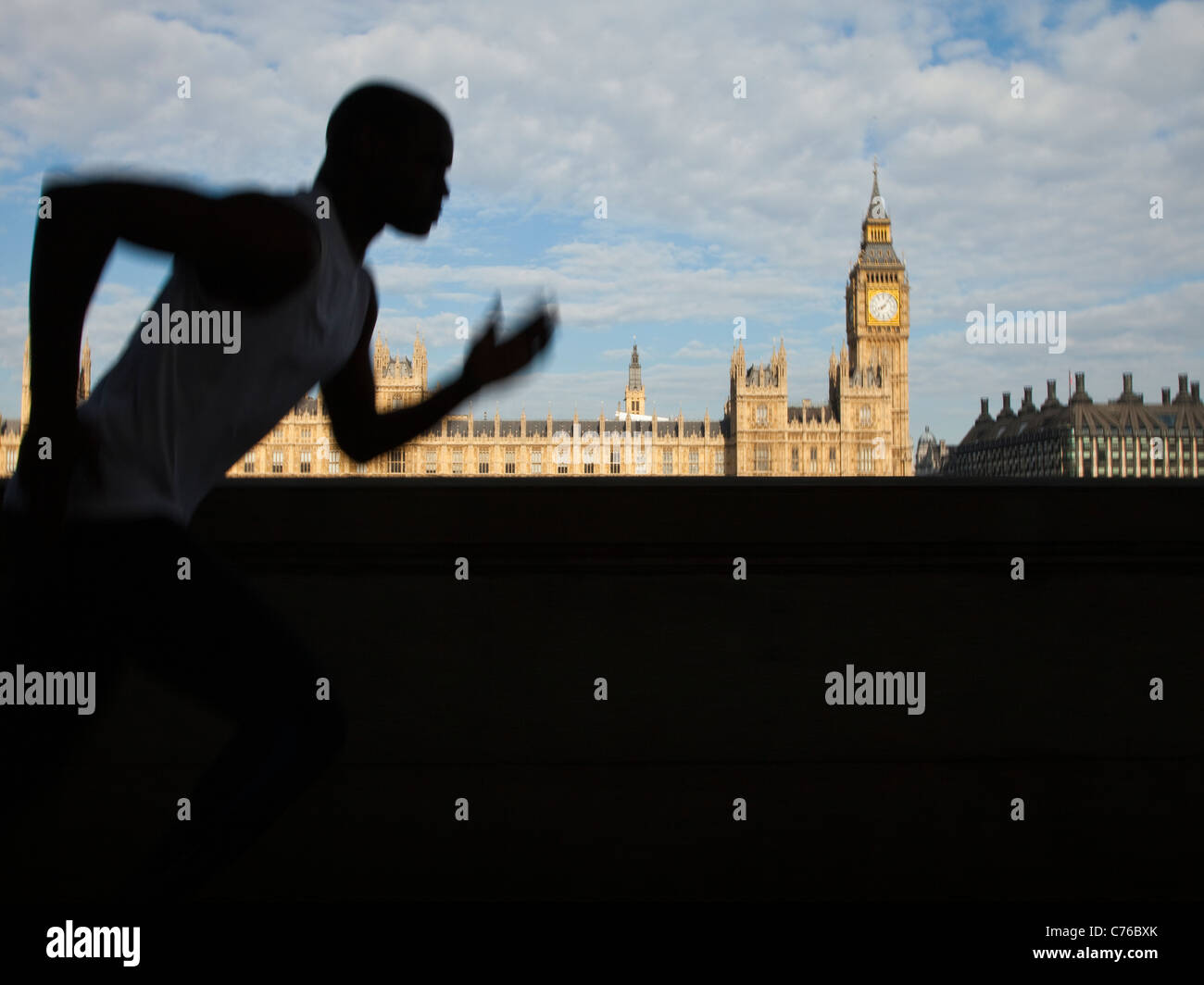 UK, London, Mann läuft vor Westminster skyline Stockfoto