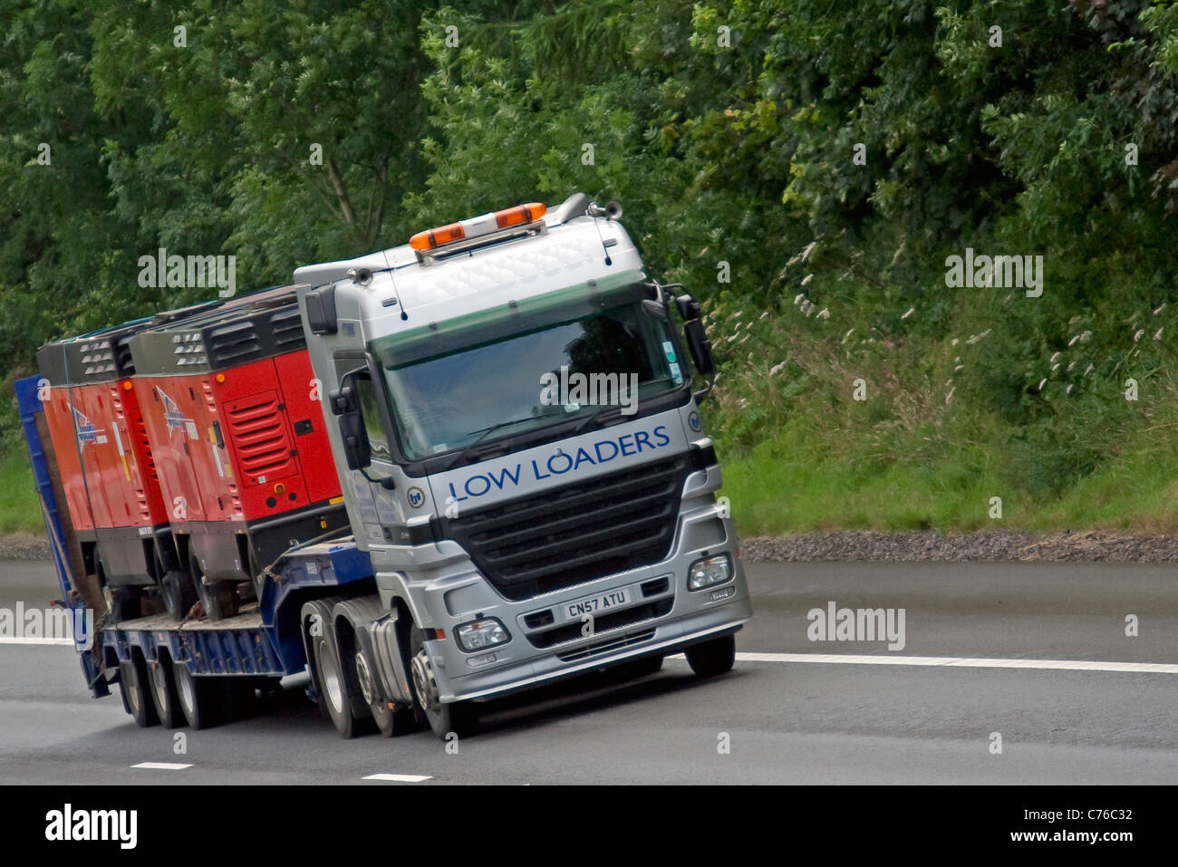 Lastkraftwagen, die auf der Autobahn M4 in Südwales unterwegs sind, stellen einen wesentlichen Teil des Logistiknetzes der Region dar und gewährleisten den Transport von Gütern im ganzen Land. Stockfoto