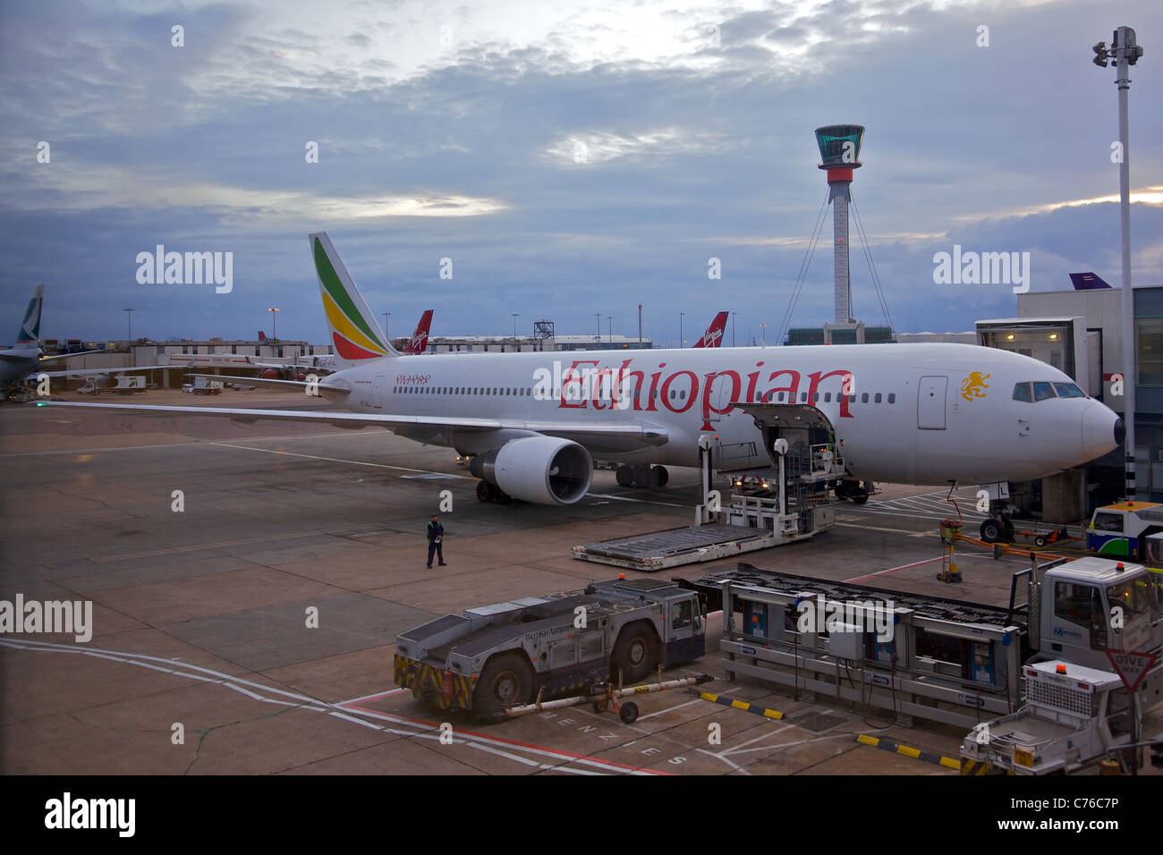 Eine äthiopische Boeing 767 laden am Flughafen Heathrow, England Stockfoto