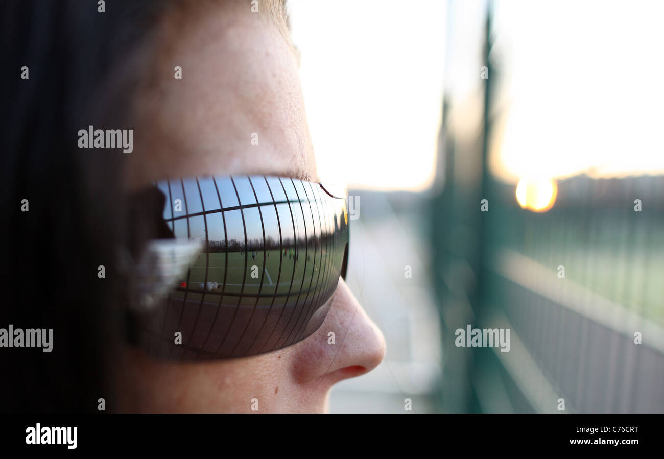 Eine Frau in Sonnenbrille beobachten Fußballtraining Berlin Deutschland Stockfoto