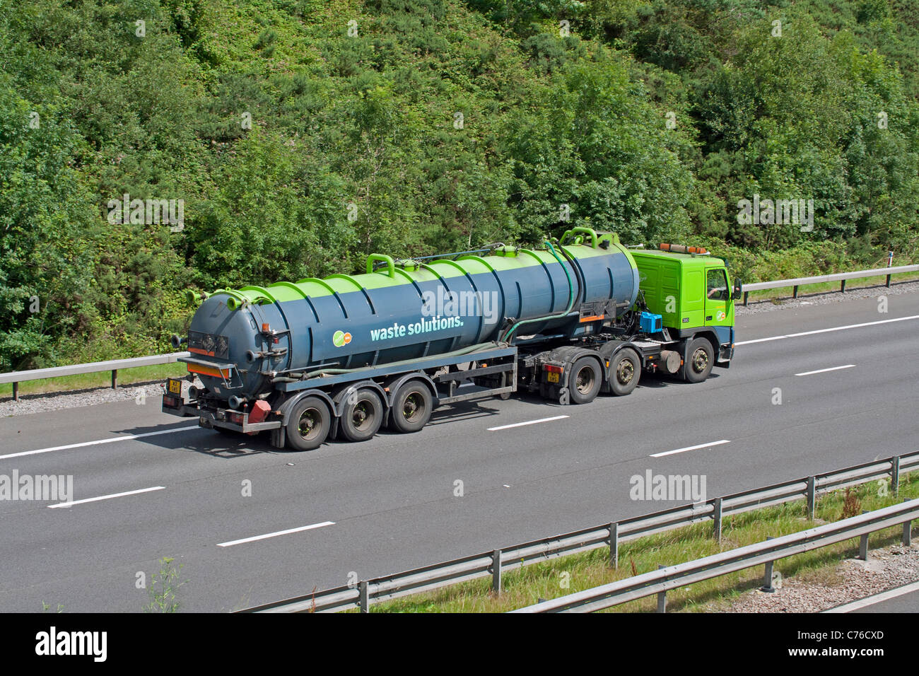 Ein Tankwagen fährt auf der Autobahn M4 in Südwales, transportiert Güter als Teil des Logistik- und Transportsystems der Region und unterstützt Industrien und Unternehmen im ganzen Land. Stockfoto