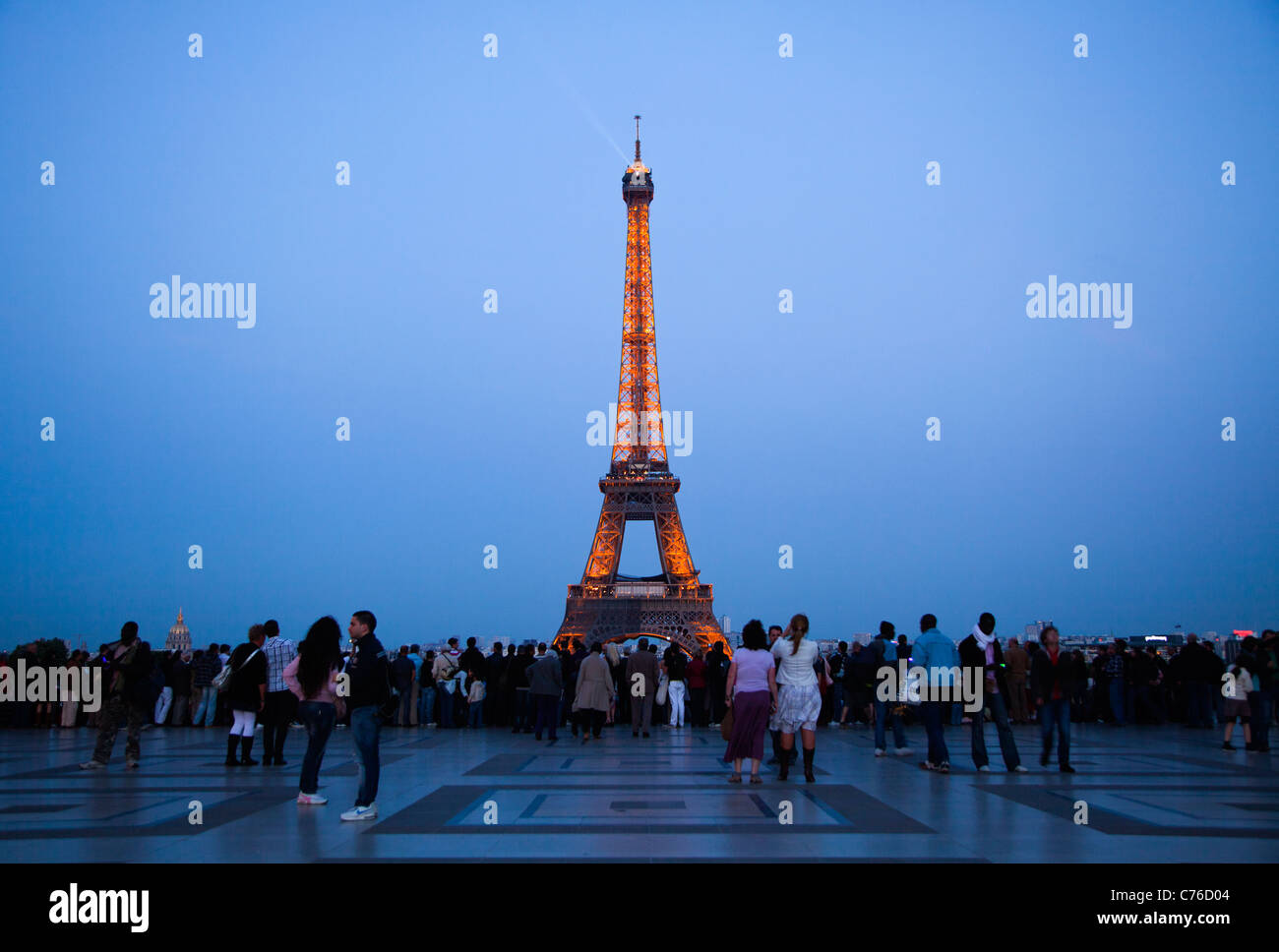 Frankreich, Paris, Touristen Blick auf Eiffelturm beleuchtet in der Abenddämmerung Stockfoto