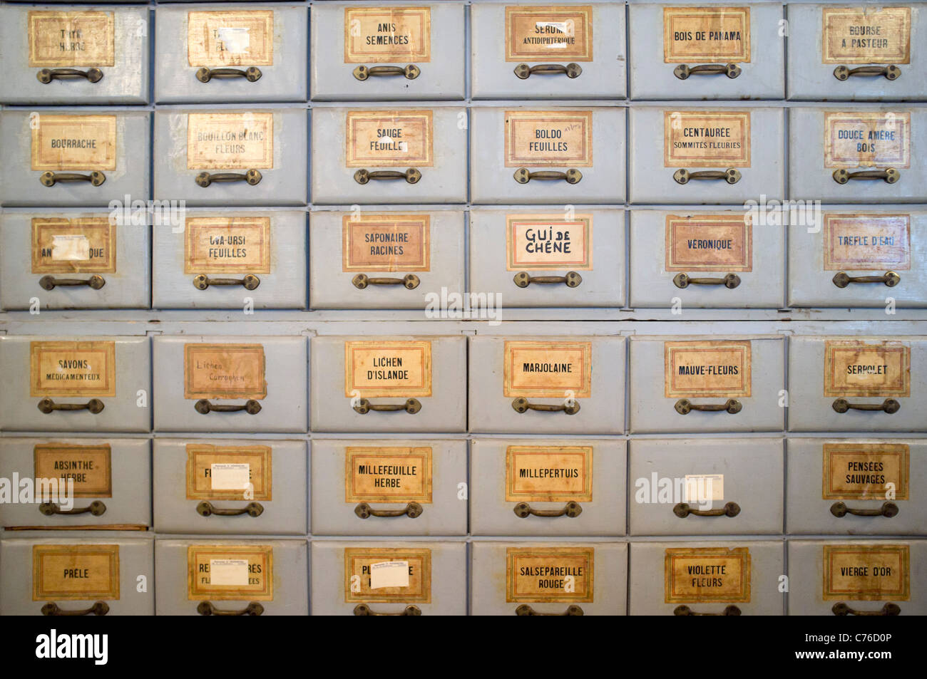 Alten Schrank zur Aufbewahrung von Kräutern und Gewürzen am Sonntag Antiquitätenmarkt auf Straße in Tongeren in Belgien Stockfoto