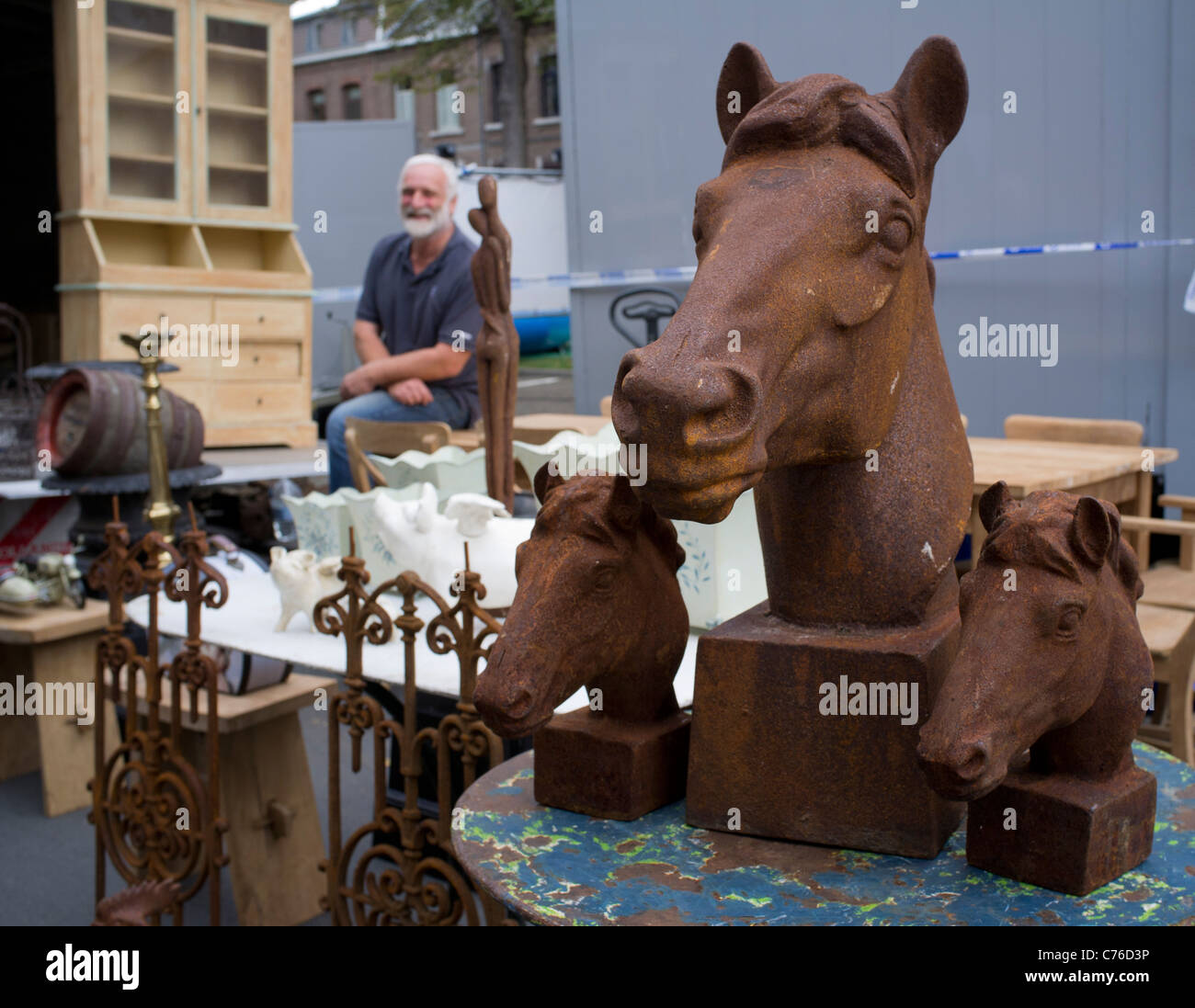 Sonntag Antiquitätenmarkt auf Straße in Tongeren in Belgien Stockfoto