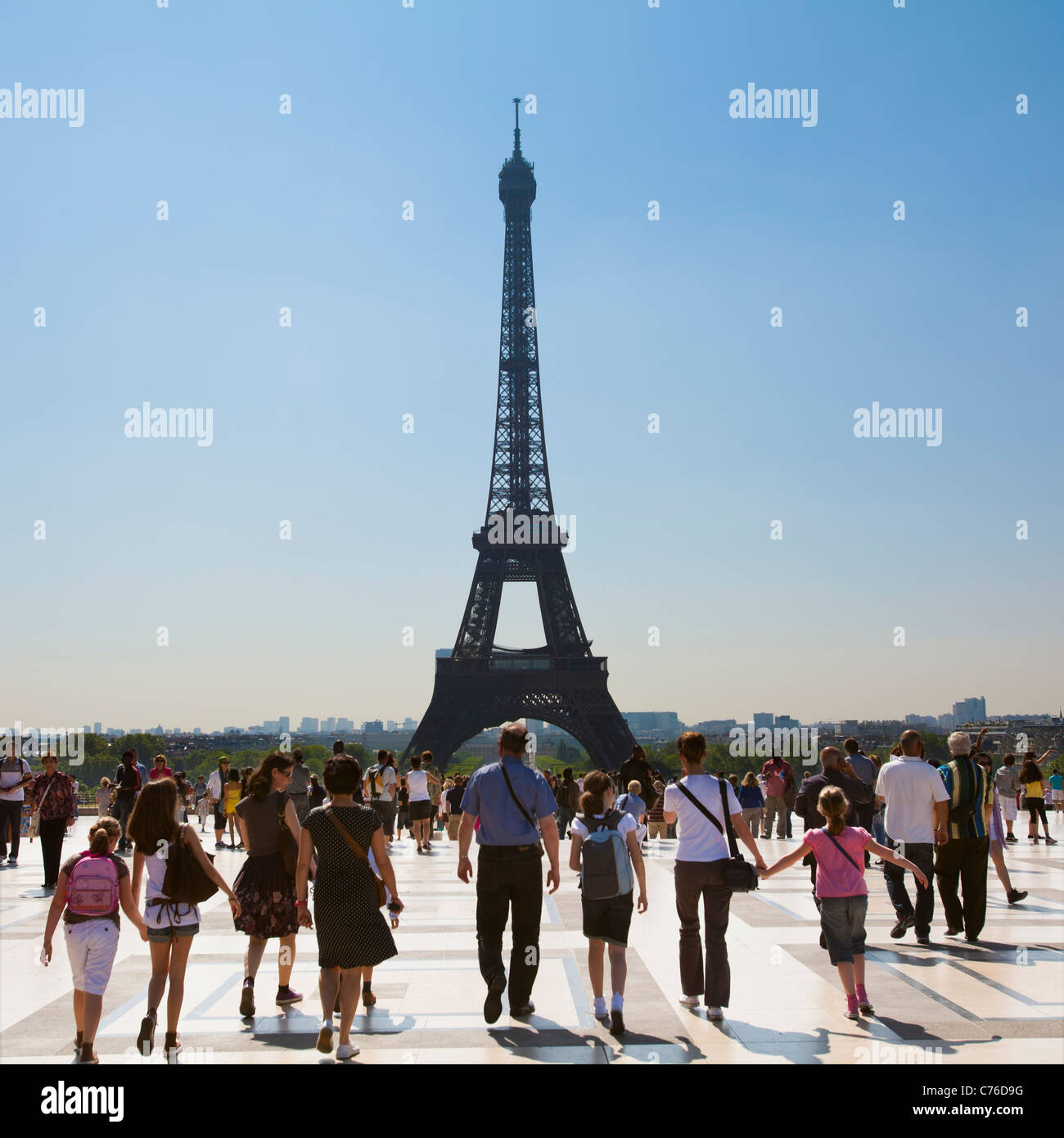 Frankreich, Paris, Touristen vor Eiffelturm Stockfoto