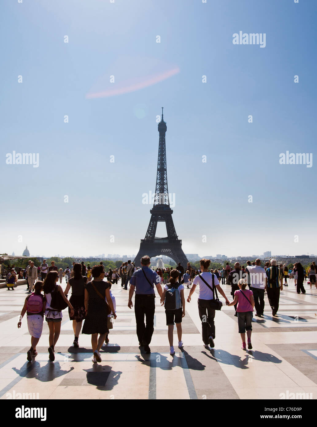 Frankreich, Paris, Touristen vor Eiffelturm Stockfoto