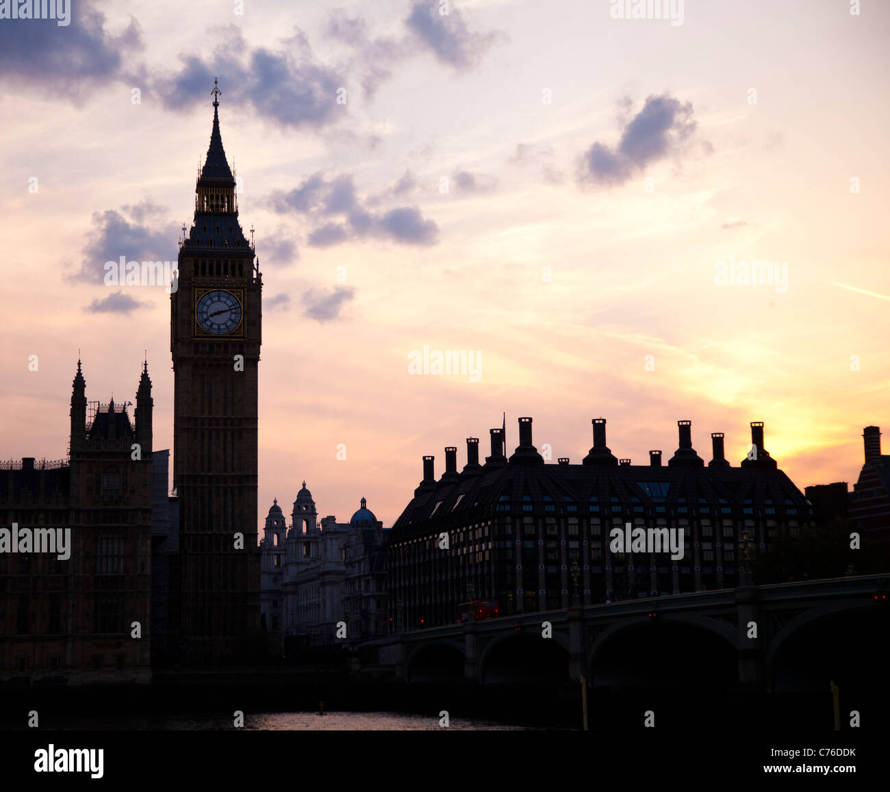 UK, London, Skyline mit Big Ben in der Abenddämmerung Stockfoto