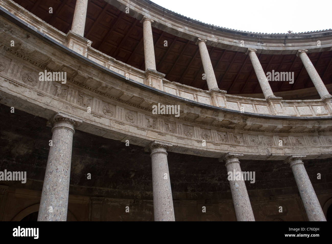 Säulen im Palast von Charles V, Renaissance-Gebäude in der Alhambra (Granada, Spanien). Stockfoto