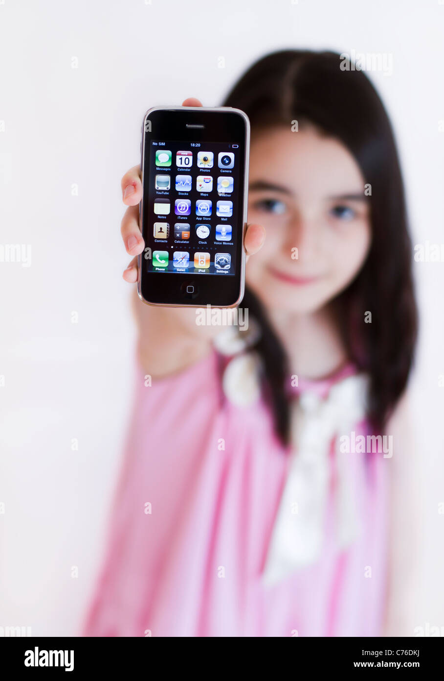 kleines Mädchen mit Iphone 3 Holding in die Kamera Stockfoto