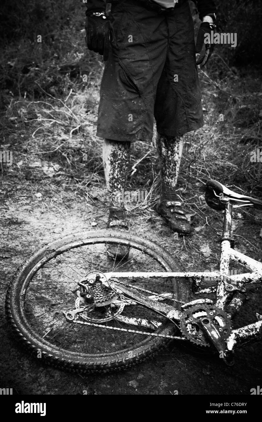 Schlamm Bedeckt Mountainbike Und Fahrer Schwarz Weiss Stockfotografie Alamy