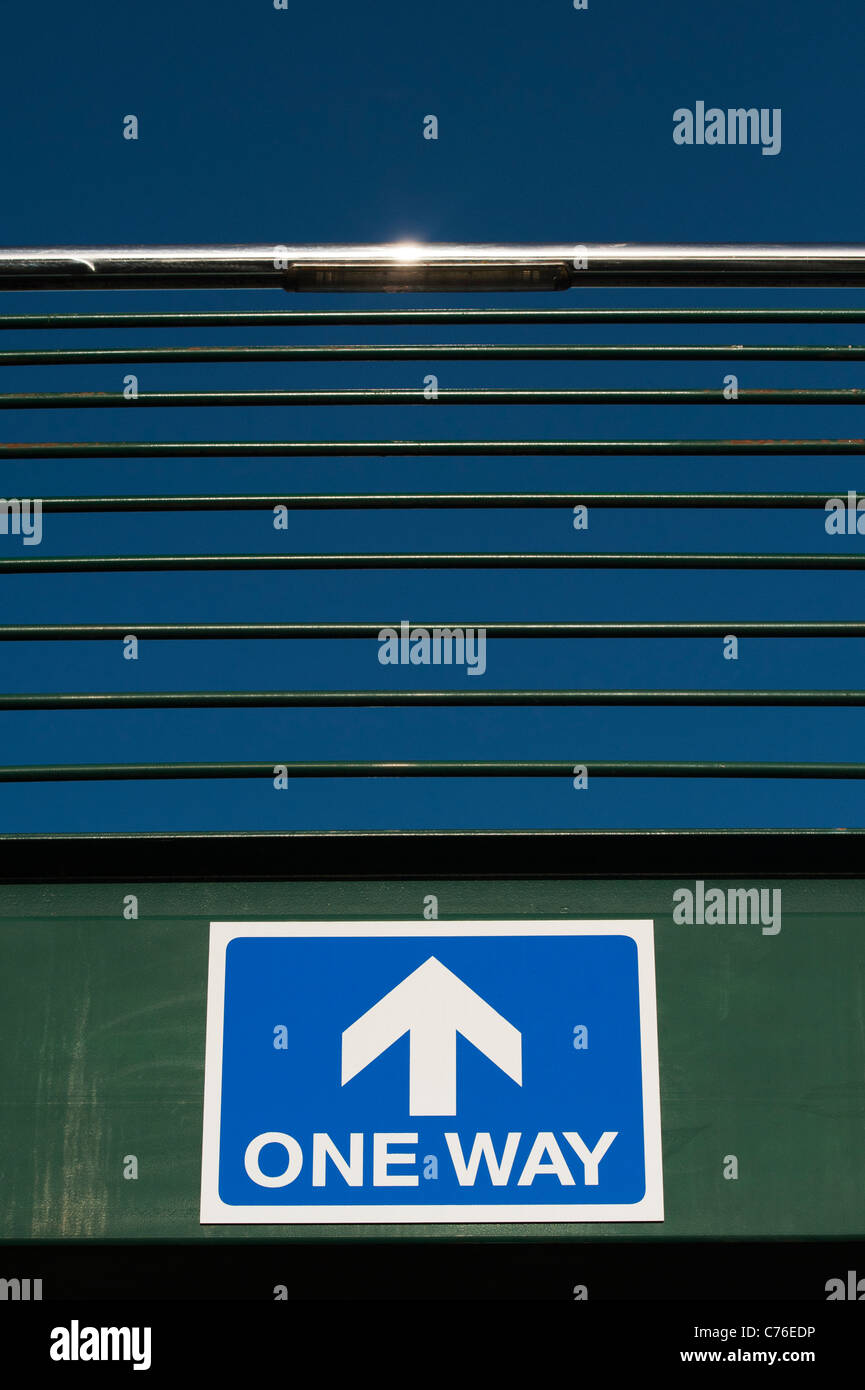 Eine Möglichkeit, Zeichen auf einer metallenen Steg nach oben in den Himmel. Großbritannien Stockfoto