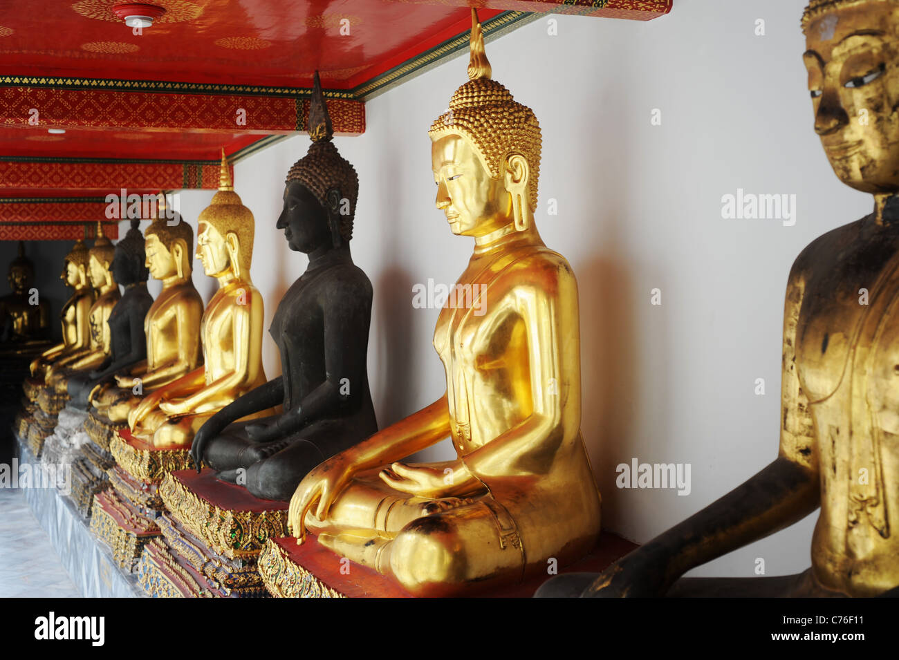 Buddha-Statue im Wat Phra Chetuphon Vimolmangklararm Rajwaramahaviharn Stockfoto