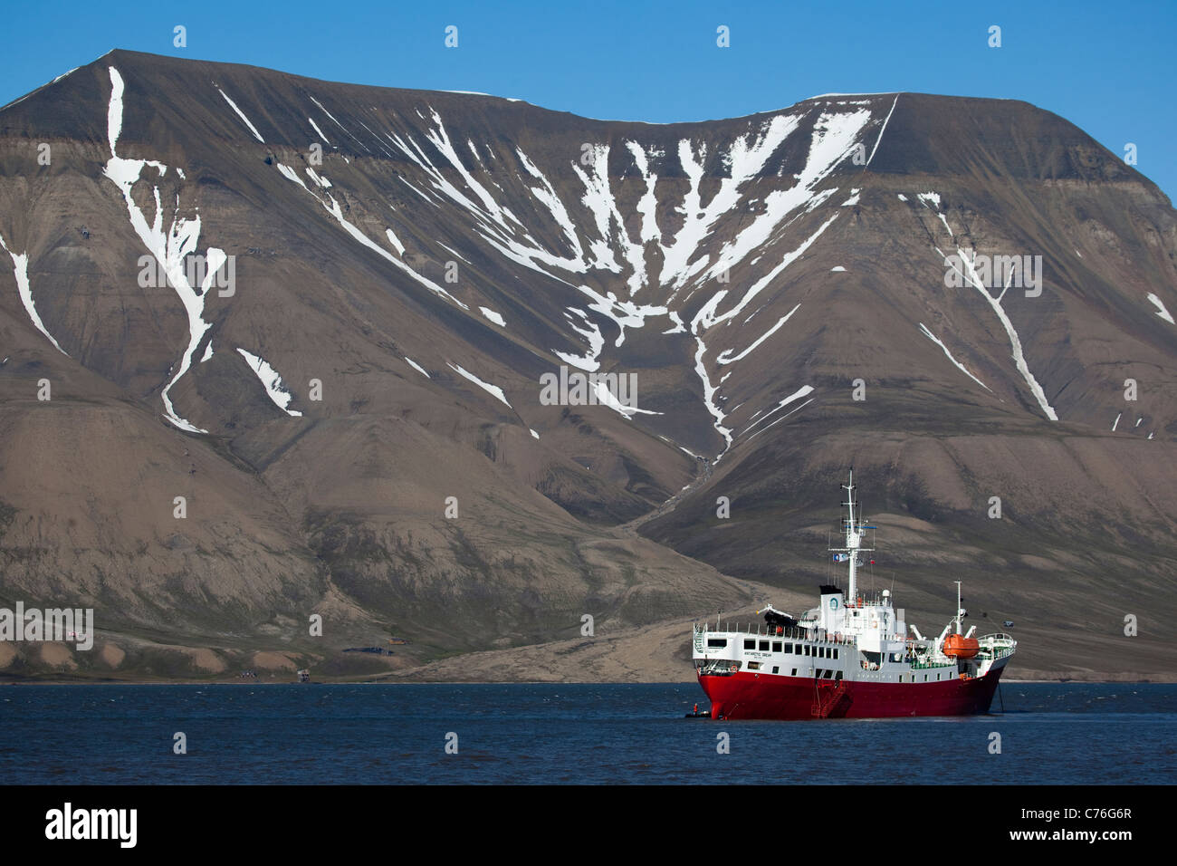 Abenteuer-Kreuzfahrtschiff Antarctic Dream in Adventfjorden, in der Nähe von Longyearbyen, Svalbard Stockfoto
