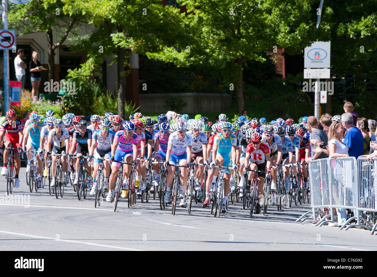 Fahrerfeld der Radprofis im Wettbewerb um den "Grand Prix Cycliste de Montreal", eines der 27 UCI Worldtour-Rennen. Stockfoto