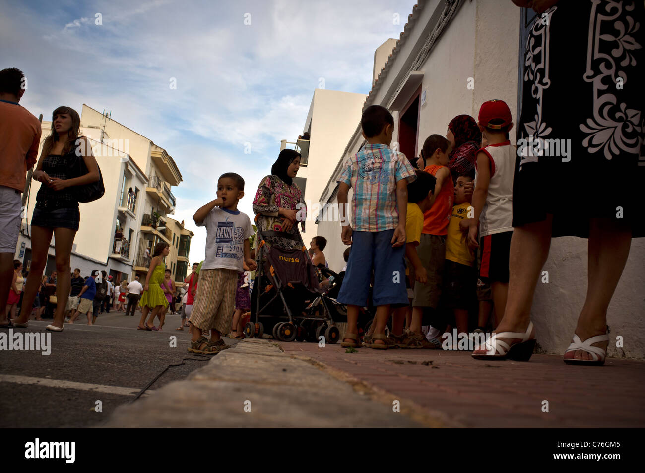 Kinder spielen im menorquinischen Straße Stockfoto